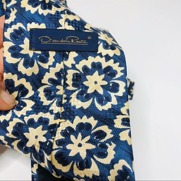 Oscar De La Renta Blue & Cream Floral Neck Tie - Picture 5 of 7